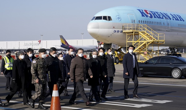문재인 대통령이 3일 오전 인천국제공항 대한항공 화물터미널에서 열린 코로나19 백신 수송 모의훈련에서 수송과정을 보기 위해 주기장에서 이동하고 있다. (사진=연합뉴스)