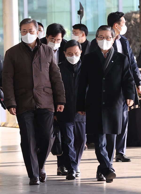 변창흠 국토교통부 장관(오른쪽)이 3일 오전 인천국제공항 대한항공 화물터미널에서 열린 코로나19 백신 수송 모의훈련에서 문재인 대통령과 이동하고 있다. (사진=연합뉴스)