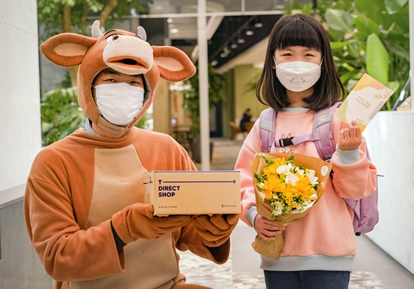 캐릭터 복장을 한 SKT 배송 담당자가 고객에게 스마트폰과 꽃다발, 맞춤선물 등을 전달하는 모습.(이미지=SKT)