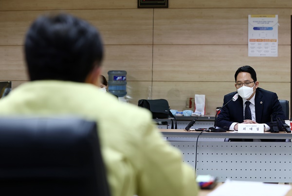 21일 오후 서울 중구 한국 건강증진개발원에서 열린 코로나19 백신접종 의정공동위원회 2차회의에서 최대집 대한의사협회장이 발언하고 있다. (사진=연합뉴스)