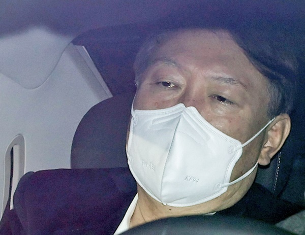 윤석열 검찰총장이 법무부의 검찰 중간간부 인사 다음 날인 23일 오전 서울 서초구 대검찰청으로 출근하고 있다. (사진=연합뉴스)