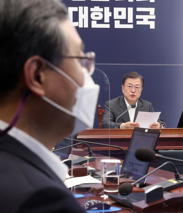 문재인 대통령이 22일 청와대에서 열린 수석·보좌관 회의에서 발언하고 있다. 왼쪽은 대통령비서실 신현수 민정수석. (사진=연합뉴스)
