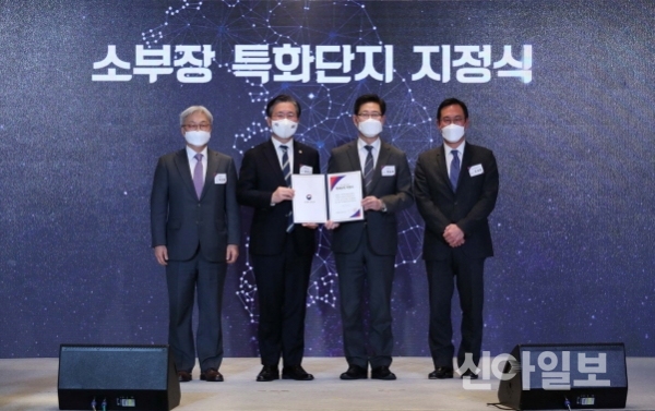 왼쪽부터 이인용 삼성전자 사장, 성윤모 산업통상자원부 장관, 양승조 충남도지사, 문성준 에이치비테크놀러지 대표이사(사진=충남도)