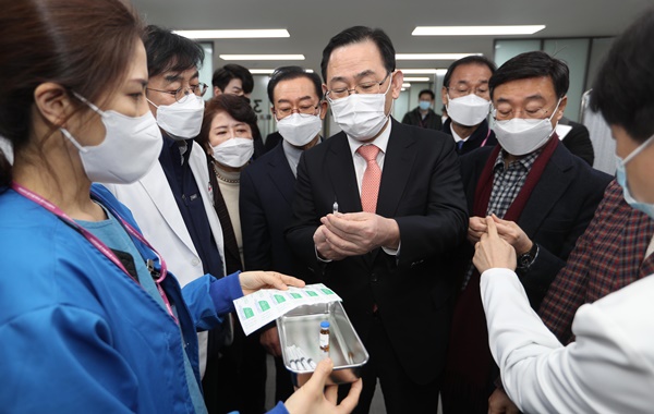 24일 오전 서울 중구 국립중앙의료원에 있는 코로나19 백신 중앙예방접종센터를 방문한 국민의힘 주호영 원내대표와 의원들이 정기현 국립중앙의료원장의 안내를 받으며 백신접종에 사용될 주사기를 살펴보고 있다. (국회사진기자단)