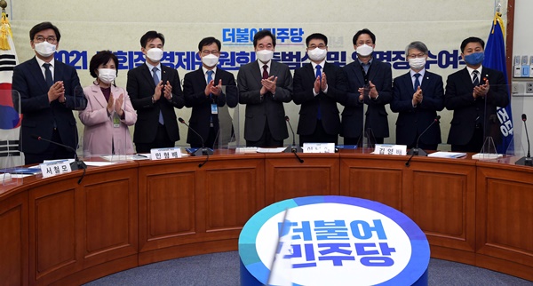 더불어민주당 이낙연 대표(가운데)가 24일 국회에서 열린 사회적경제위원회 출범식에서 임명장을 수여한 뒤 참석자들과 기념촬영하고 있다. (사진=연합뉴스)
