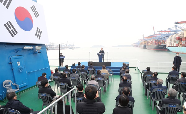문재인 대통령이 25일 부산신항 다목적 부두에 위치한 해양대학교 실습선 선상에서 열린 '동남권 메가시티 구축 전략 보고'에서 발언하고 있다. (사진=연합뉴스)