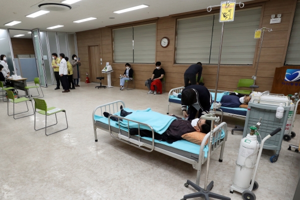27일 오전 광주 서구 다사랑병원에서 아스트라제네카(AZ) 백신 접종을 마친 의료진과 종사자가 대기공간에 머물며 건강상태를 살펴보고 있다.(사진=연합뉴스)