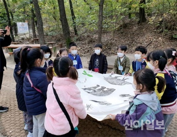 사진은 오동근린공원 유아숲체험원에서 아이들이 숲체험 프로그램을 이용하고 있는 모습.(사진=강북구)