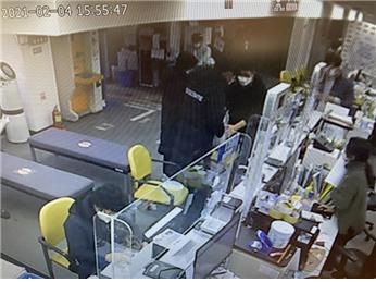 신월2동, 동전꾸러미를 두고간 학생들 (CCTV)(사진=신월2동주민센터)