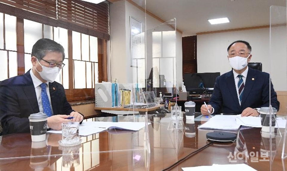 지난달 24일 서울시 종로구 정부서울청사에서 열린 부동산 관계장관회의에 참석한 홍남기 부총리(오른쪽)와 변창흠 국토부 장관. 이날 회의를 거쳐 광명·시흥지구 등에 대한 주택 공급 계획이 발표됐다. (사진=기재부)