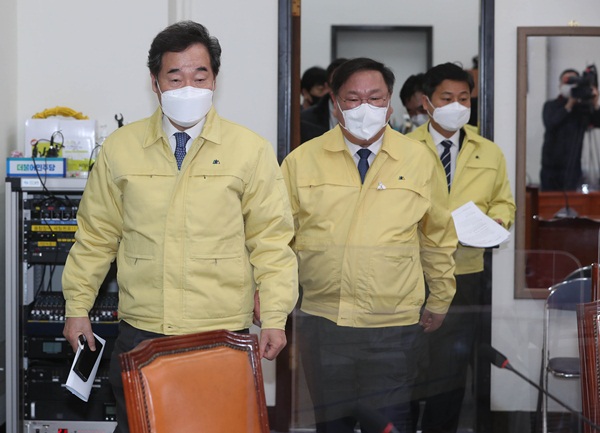 더불어민주당 이낙연 대표가 3일 오전 서울 여의도 국회에서 열린 최고위원회의에 입장하고 있다. (사진=연합뉴스)