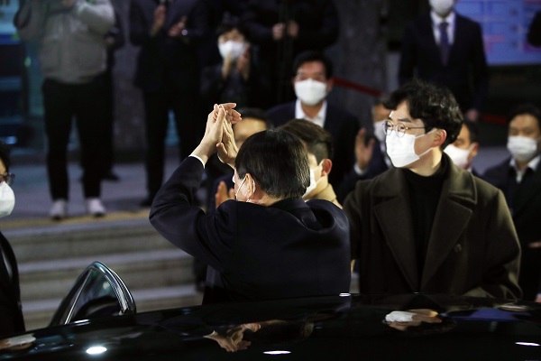 지난 3일 대구고검 지검에서 직원과의 간담회를 끝낸 후 직원들에게 손뼉치며 격려하는 윤석열 검찰총장. (사진=연합뉴스)