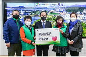 노현송 서울 강서구청장이 4일 구청장실에서 강서구 새마을부녀회로부터 이웃돕기 성품을 전달받았다. (왼쪽부터 차례대로 김상열 강서구 새마을지도자협의회장, 조동희 서울시 새마을부녀회장, 노현송 강서구청장, 이양자 강서구 새마을부녀회장, 강희숙 강서구 새마을부녀회 사무국장) (사진=서울 강서구)