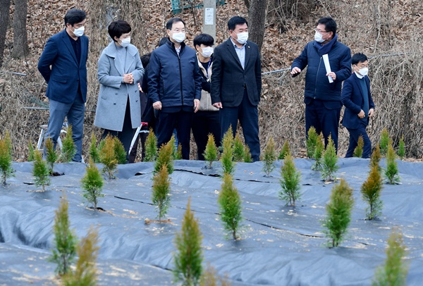 국회 국토교통위 이헌승 국민의힘 간사와 국민의힘 의원들이 4일 오전 LH공사 직원 땅투기 의혹과 관련해 경기 시흥시 과림동 현장을 살펴보고 있다. (국회사진기자단)