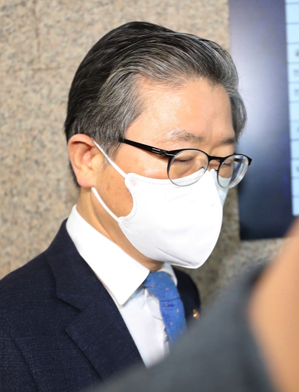 변창흠 국토교통부 장관이 한국토지주택공사(LH) 직원들의 광명·시흥 신도시 땅 투기 의혹과 관련 5일 서울 여의도 국회에서 더불어민주당 이낙연 대표, 진선미 국토교통위원회 위원장 등과 면담을 마친 뒤 회의실을 나서고 있다. (사진=연합뉴스)