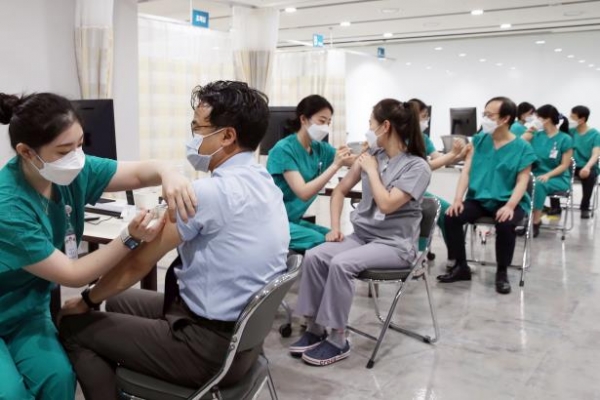 서울아산병원 김성한 감염관리실장, 응급간호팀 최서연 간호사, 이제환 진료부원장, 중환자간호팀 권혜린 간호사, 영상의학팀 서대건 부장이 아스트라제네카 백신을 맞고 있다.(사진=연합뉴스)