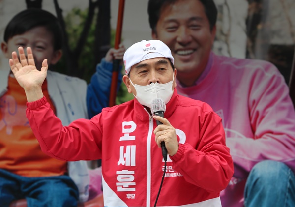 국민의힘 태영호 의원이 지난달 28일 서울 강남구 코엑스동문광장에서 국민의힘 오세훈 서울시장 후보에 대한 지지를 호소하고 있다. (국회사진기자단)