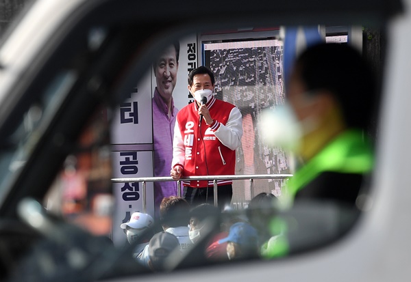 4ㆍ7 재보선 국민의힘 오세훈 서울시장 후보가 6일 오전 서울 자양사거리에서 열린 출근길 유세에서 지지를 호소하고 있다. (국회사진기자단)