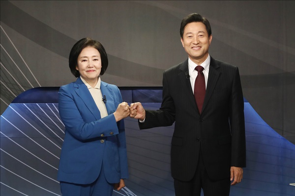더불어민주당 박영선 서울시장 후보(왼쪽)와 국민의힘 오세훈 서울시장 후보가 5일 서울 양천구 목동 예총회관에서 열린 한국방송기자클럽 초청 서울시장 보궐선거 후보자 토론회에서 인사하고 있다. (국회사진기자단)