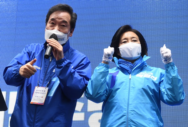 더불어민주당 박영선 서울시장 후보와 이낙연 공동 상임선대위원장이 노원구 노원역에서 집중유세를 하며 지지를 호소하고 있다. (국회사진기자단)
