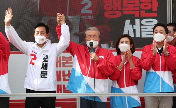 4.7 재보궐선거 사전투표를 하루 앞둔 1일 서울시 노원구 동일로 경춘선 숲길에서 국민의힘 오세훈 서울시장 후보가 지지를 호소하고 있다. 왼쪽부터 오 후보, 김종인 중앙선대위원장, 나경원 전 미래통합당 의원, 금태섭 전 더불어민주당 의원. (국회사진기자단)