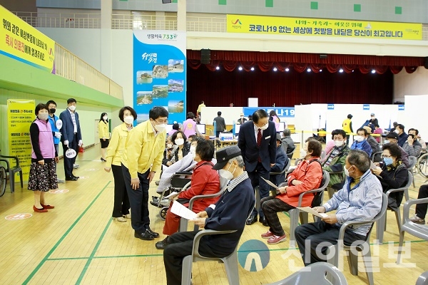 맹정호 서산시장이 8일 서산시 예방접종센터를 방문해 접종을 기다리고 있는 어르신들의 긴장을 풀어드리는 모습.(사진=서산시)