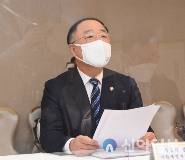홍남기 부총리가 8일 서울시 종로구 정부서울청사에서 열린 부동산시장점검 관계장관회의에서 발언했다. (사진=연합뉴스)