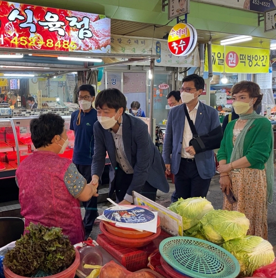 이준석 국민의힘 대표 구미 새마을중앙시장 방문(사진=구자근의원실)