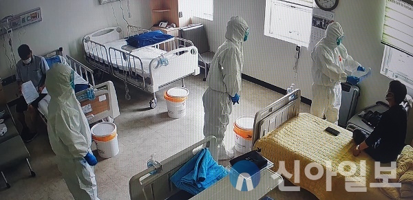 김영완 서산의료원장이 코로나-19 격리병동을 라운딩하고 있는 모습.(사진=서산의료원)