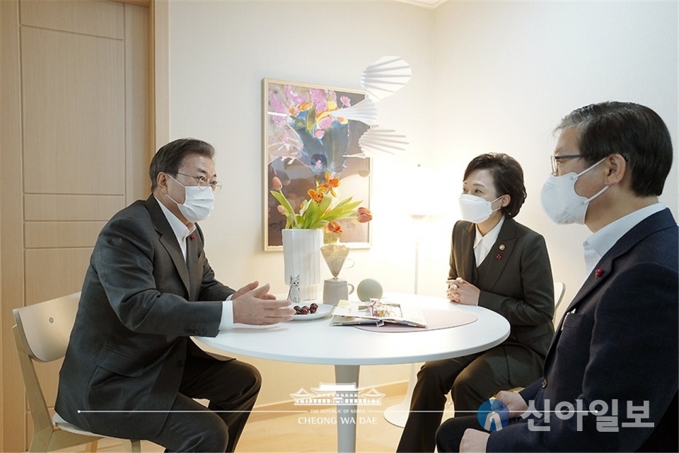 (왼쪽부터)문재인 대통령과 김현미·변창흠 전 국토부 장관이 작년 12월11일 화성동탄 A4-1블록 공공임대 주택을 방문했다. (사진=청와대)