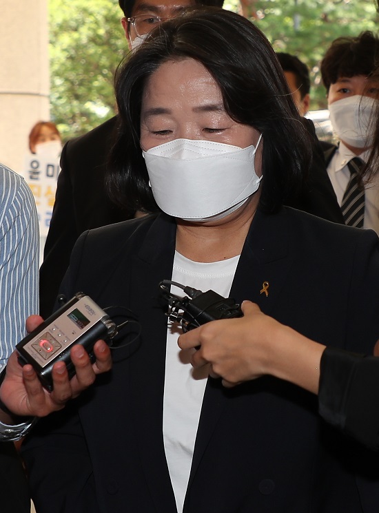 정의기억연대 후원금 유용 혐의 등으로 기소된 무소속 윤미향 의원이 17일 오후 서울 마포구 서부지법에서 열리는 2차 공판에 출석하고 있다. (사진=연합뉴스)