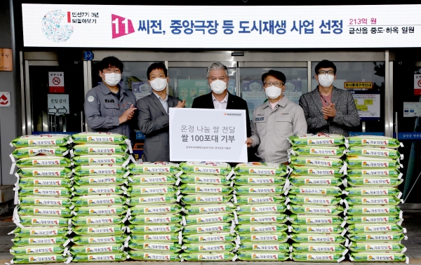12일 오전 충남 금산군 금산군청에서 쌀 100포대를 전달하고 기념촬영을 하고 있다. 좌로부터 황경석 한국타이어 금산공장 다물단 사무국장, 권홍우 한국타이어 금산공장 다물단장, 문정우 금산군수, 조성국 한국타이어 금산공장 제조담당, 배정범 한국타이어 금산공장 노경협력팀 선임(사진=한국타이어앤테크놀로지)