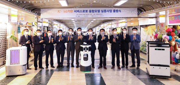 허태정 대전시장과 산업통상자원부 주영준 산업정책실장은 13일 오후, 대전 중앙로 지하상가(대전시 선화동)에서 지역상인들, 로봇기업 및 지역 국회의원, 유관기관이 참여한 가운데 열린 ‘AI·5G기반 서비스로봇 융합모델 실증사업 출범식’에 참석.진행하고 기념촬을 하고있다. (사진=대전시)