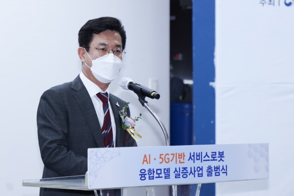허태정 대전시장과 산업통상자원부 주영준 산업정책실장은 13일 오후, 대전 중앙로 지하상가(대전시 선화동)에서 지역상인들, 로봇기업 및 지역 국회의원, 유관기관이 참여한 가운데 열린 ‘AI·5G기반 서비스로봇 융합모델 실증사업 출범식’에 참석.진행하고 있다. (사진=대전시)