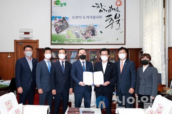 (왼쪽부터) 김기창 충북도의원, 신준화 한양증권 본부장, 조병옥 충북 음성군수, 강문현 글로벌포원 회장, 이시종 충북지사, 서철수 NH농협리츠운용 대표이사와 관계자들이 지난 15일 협약식 후 기념 촬영을 하고 있다. (사진=NH농협리츠운용)