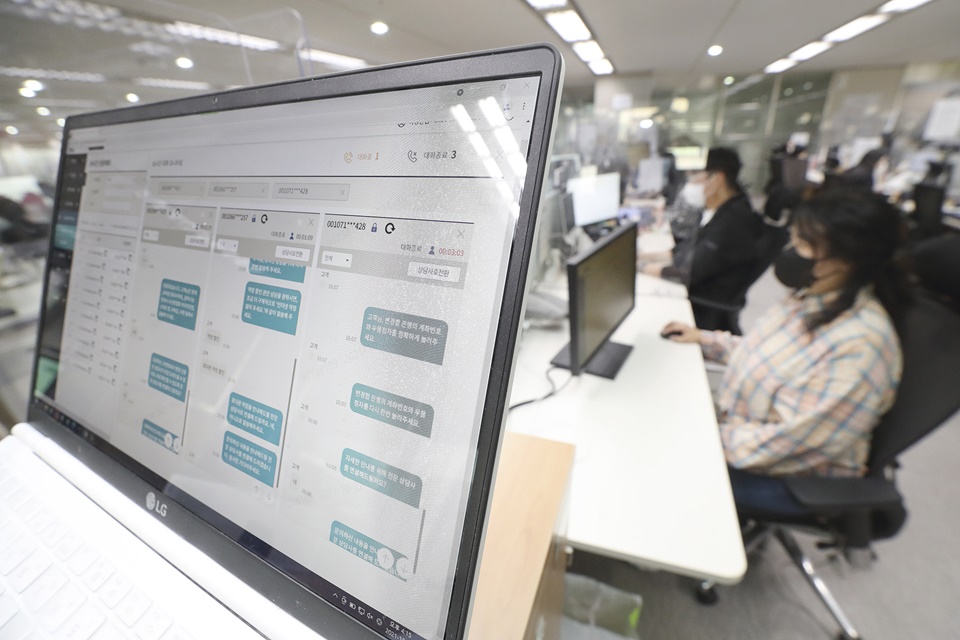 서울시 동작구의 KT 고객센터에서 직원들이 AI 상담 내용을 모니터링 하고 있다.[사진=KT]