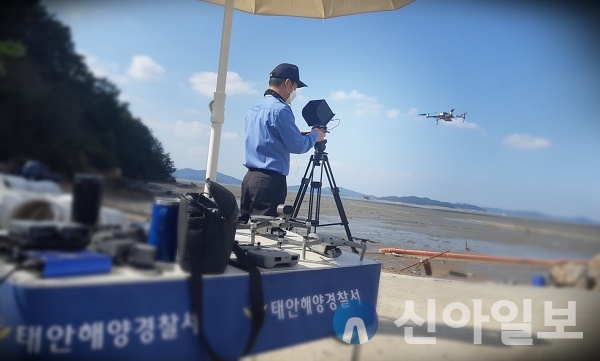 태안해경 관계자가 실종 현장 주변 수색을 위해 드론을 띄우고 있는 모습.(사진=태안해양경찰서)