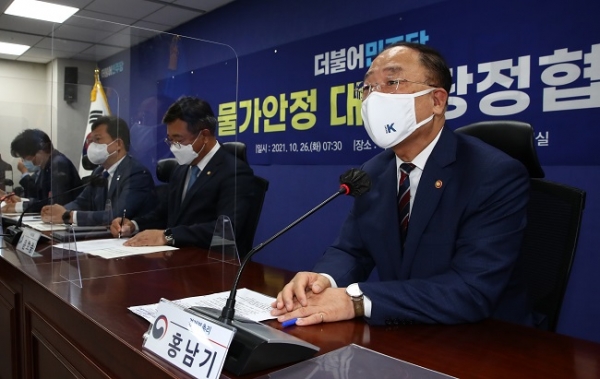 홍남기 경제부총리 겸 기획재정부 장관(오른쪽)이 26일 오전 서울 여의도 국회 의원회관에서 열린 '물가대책 관련 당정협의'에서 발언하고 있다. (사진=연합뉴스)