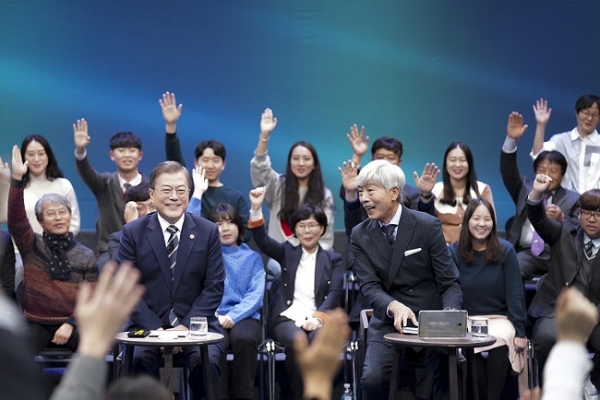 문재인 대통령이 지난 2019년 11월19일 오후 서울 상암동 MBC에서 '국민이 묻는다, 2019 국민과의 대화'를 하고 있는 모습 (사진=청와대)
