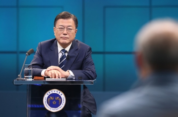 문재인 대통령이 21일 오후 서울 여의도 KBS 공개홀에서 열린 2021 국민과의 대화 '일상으로'에서 질문받고 있다.(사진=연합뉴스)