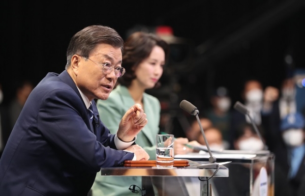 문재인 대통령이 21일 오후 서울 여의도 KBS 공개홀에서 열린 2021 국민과의 대화 '일상으로'에서 국민 패널들의 질문에 답하고 있다.(사진=연합뉴스)