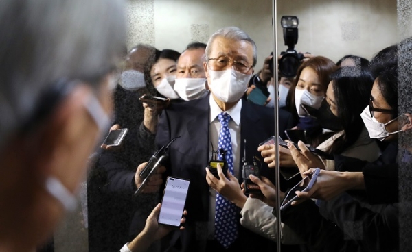 국민의힘 김종인 전 비상대책위원장이 24일 점심식사를 위해 서울 종로구 사무실을 나서며 취재진의 질문을 받고 있다. (사진=연합뉴스)