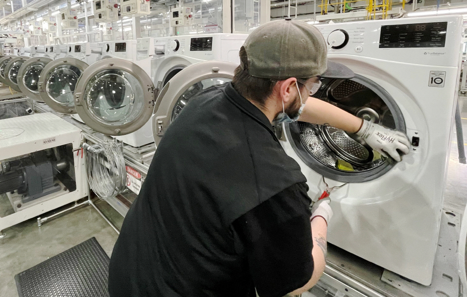 LG전자 관계자가 미국 테네시주 클락스빅(Clarksville)에 위치한 LG전자 세탁기 생산라인에서 작업을 진행하고 있다. [사진=LG전자]
