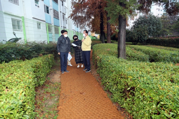 경남 창원시 진해구가 이동 소재 남흥아파트 뒤편 녹지대 일대의 산책로 및 야간보행환경을 점검했다. (사진=창원시 진해구)