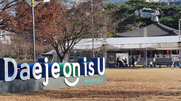 2021년 11월25일 오전 11시30분, 대전시청 남문 임시선별소에서는 11월11일부터 지금까지 30명에서 60명에 이르기까지 기하급수적으로 늘어난 확진자들을 증명하듯 시민들의 코로나 검사를 위한 발길이 끊이지 않고 있다. (사진=정태경 기자)