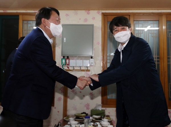 국민의힘 윤석열 대선 후보와 이준석 대표가 3일 울산 울주군의 한 식당에서 만찬 회동을 하고 있다.(사진=연합뉴스)