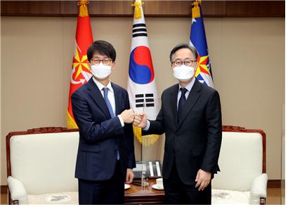 유성훈 금천구청장(오른쪽)과 박재민 국방부 차관이 독산동 공군부대 개발에 대해 협의한 후 기념촬영을 하고 있다. (사진=금천구 제공)