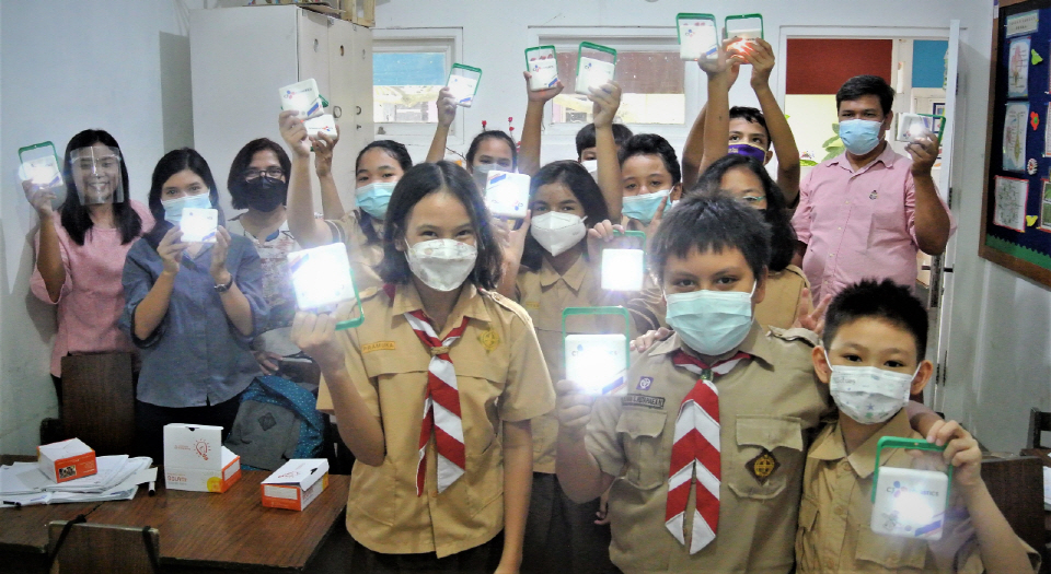 전기가 열악한 인도네시아 반텐주 탕에랑 지역 아동들이 CJ대한통운으로부터 기부 받은 태양광랜턴을 들고 있는 모습. [사진=밀알복지재단]