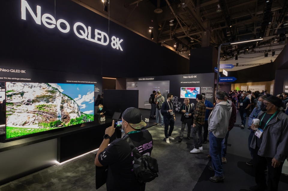 미국 라스베이거스에서 최근 'CES 2022'가 열린 가운데 삼성전자 전시관에서 참가자들이 'Neo QLED 8K' 제품을 살펴보고 있다. [사진=삼성전자]