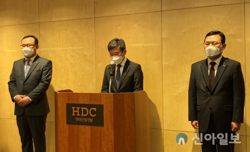 정몽규 HDC 회장(가운데)이 17일 서울 용산구 현대산업개발 본사에서 기자회견을 열고 현대산업개발 회장직에서 물러나겠다고 밝혔다. (사진=서종규 기자)